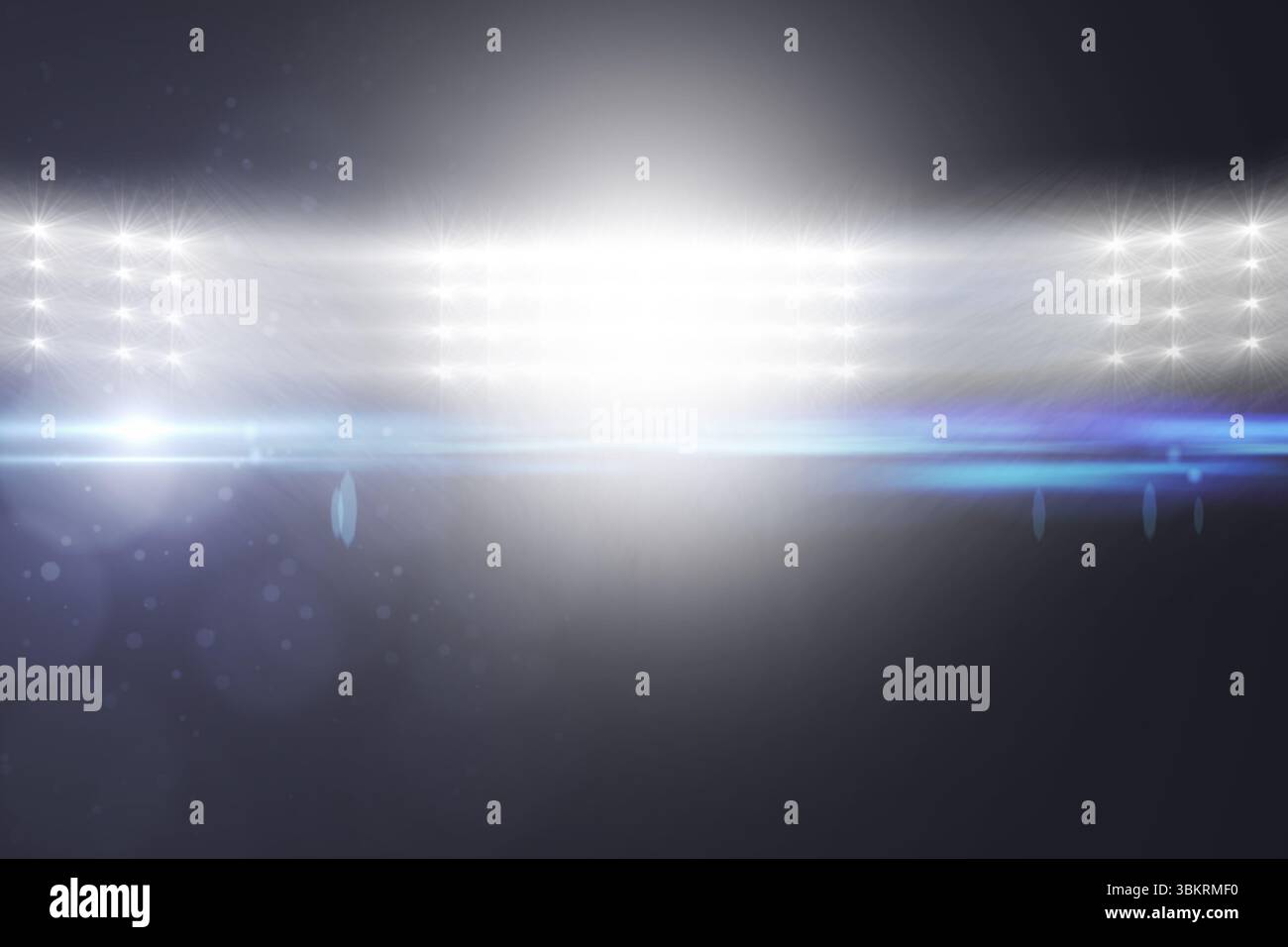 Proiettore illuminato allo stadio Foto Stock