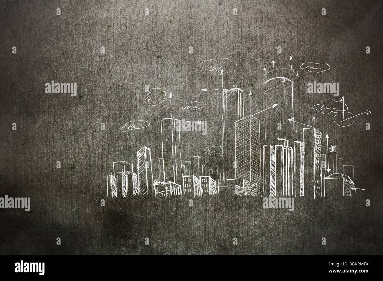 Lo skyline della città in stile gesso si innalza su texture grigio scuro, mostrando frecce verso l'alto e schizzi di nuvole Foto Stock