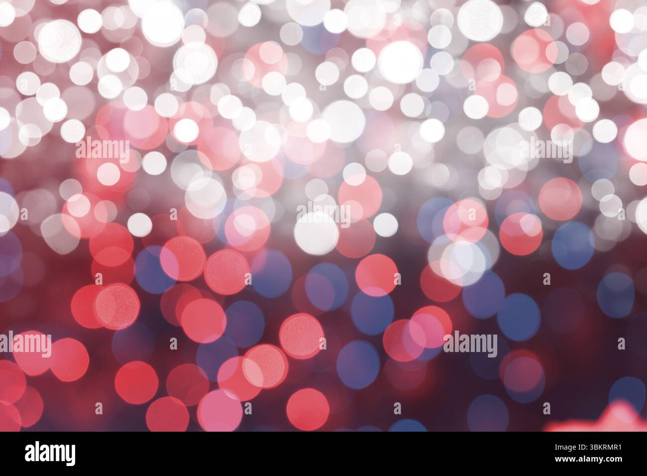 Design piatto astratto bokeh luminoso su sfondo trasparente, con cerchi rossi bianchi e blu Foto Stock
