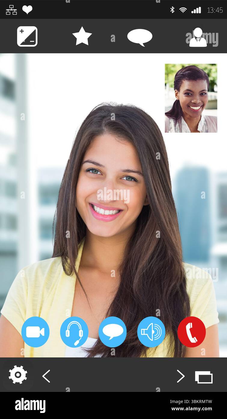 Donna ispanica sorridente che appare su uno schermo piatto con amici e comandi integrati Foto Stock