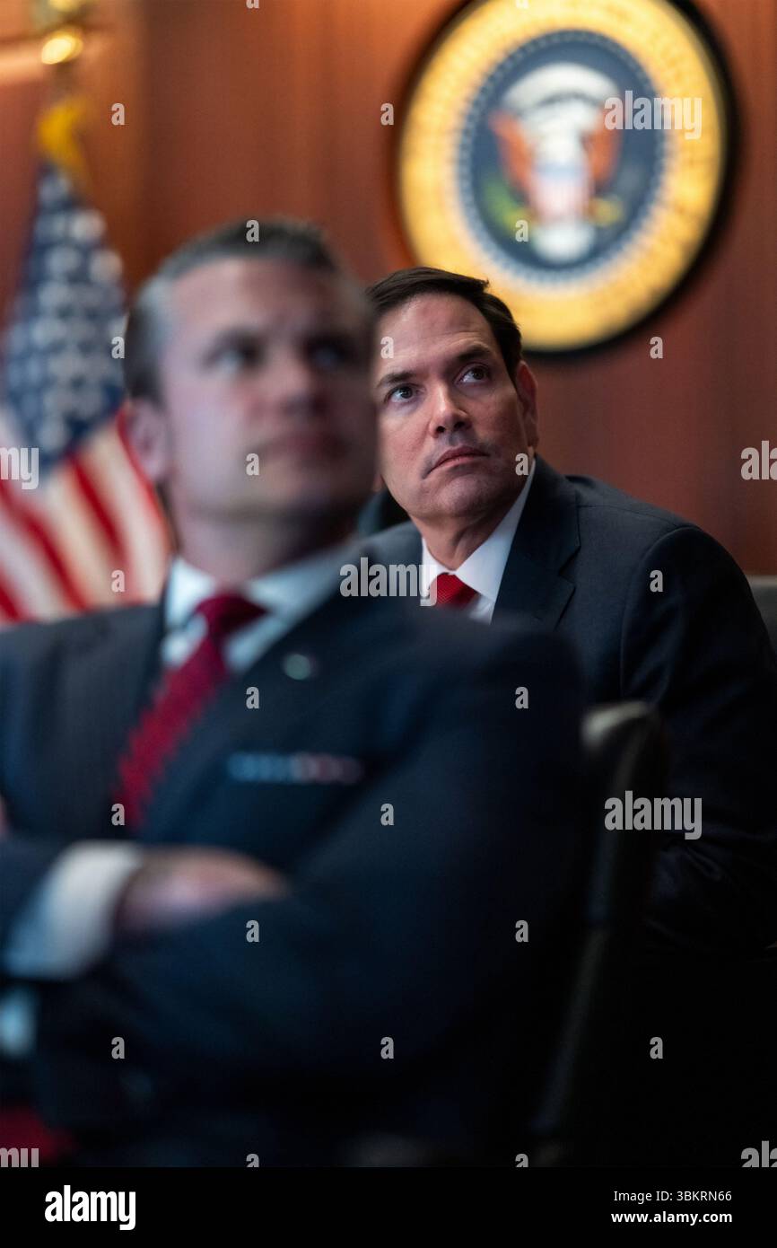 Il Segretario alla difesa DEGLI STATI UNITI Pete Hegseth e il Segretario di Stato Marco Rubio assistono agli attacchi aerei statunitensi su obiettivi nucleari iraniani dalla stanza della situazione della Casa Bianca durante l'operazione Midnight Hammer il 21 giugno 2025. (USA) Foto Stock