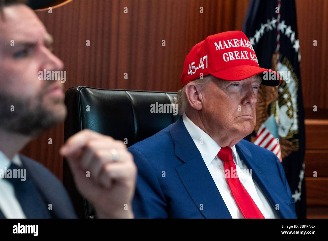 Il vicepresidente JD Vance e il presidente Donald Trump assistono agli attacchi aerei statunitensi su obiettivi nucleari iraniani dalla camera della situazione della Casa Bianca durante l'operazione Midnight Hammer il 21 giugno 2025. (USA) Foto Stock