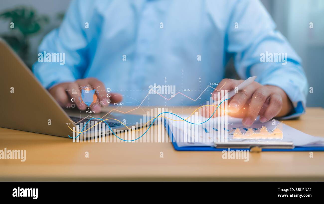 L'uomo d'affari analizza i dati finanziari olografici e i grafici con Icon, simboleggiando la pianificazione strategica, la gestione sicura dei dati, l'analisi approfondita. Per Foto Stock