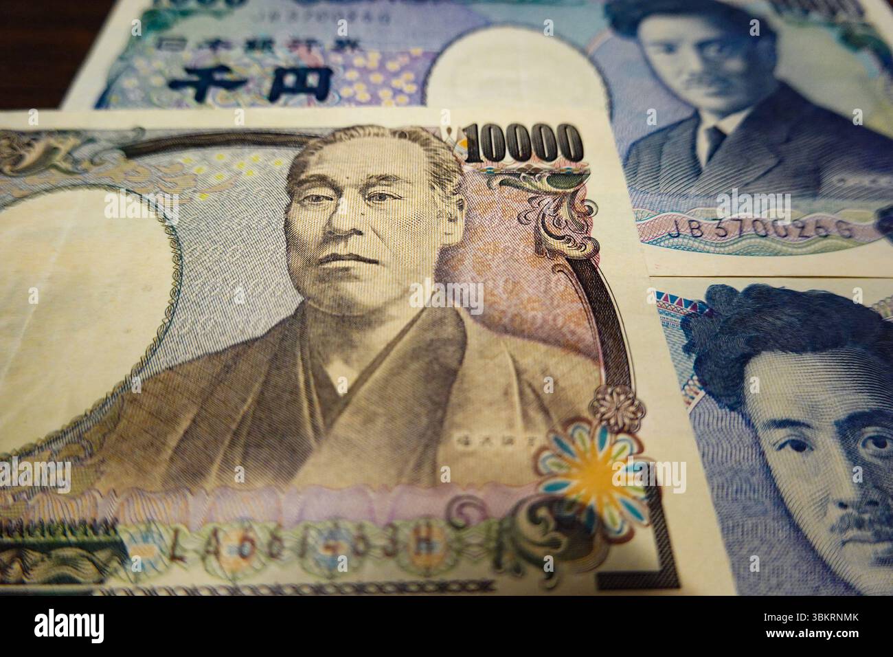 Cina. 22 giugno 2025. In questa illustrazione fotografica, sono viste le banconote giapponesi da 10.000 - yen e 1.000 - yen. Credito: SOPA Images Limited/Alamy Live News Foto Stock