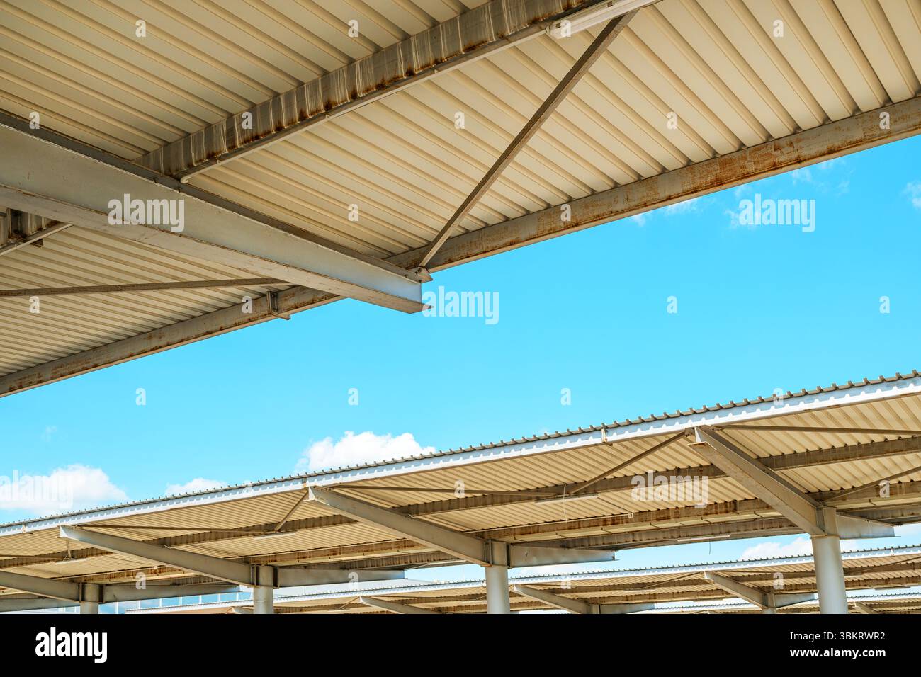 Lavori di costruzione sul tetto del parcheggio all'aperto nelle giornate estive Foto Stock