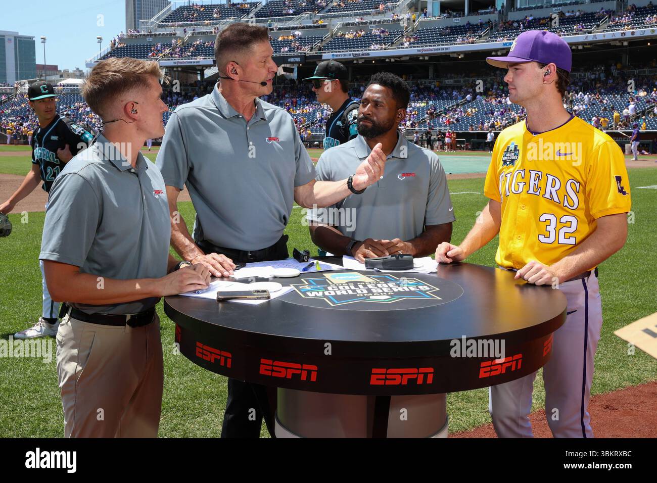 22 giugno 2025: Gli annunciatori di ESPN Mike Monaco, Ben McDonald e Jackie Bradley Jr. Intervistano Kade Anderson (32) della LSU prima di gara 2 delle NCAA Men's College World Series tra i Chanticleers della Coastal Carolina University e i Tigers della LSU al Charles Schwab Field Omaha di Omaha, Nebraska. Jonathan Mailhes/CSM Foto Stock