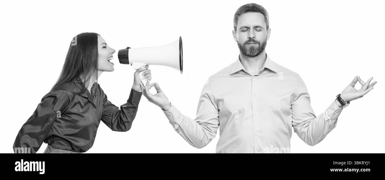 donna d'affari che urla un dipendente con un altoparlante isolato su bianco. il business boss è in conflitto con il partner per quanto riguarda la promozione. risoluzione dei conflitti Foto Stock