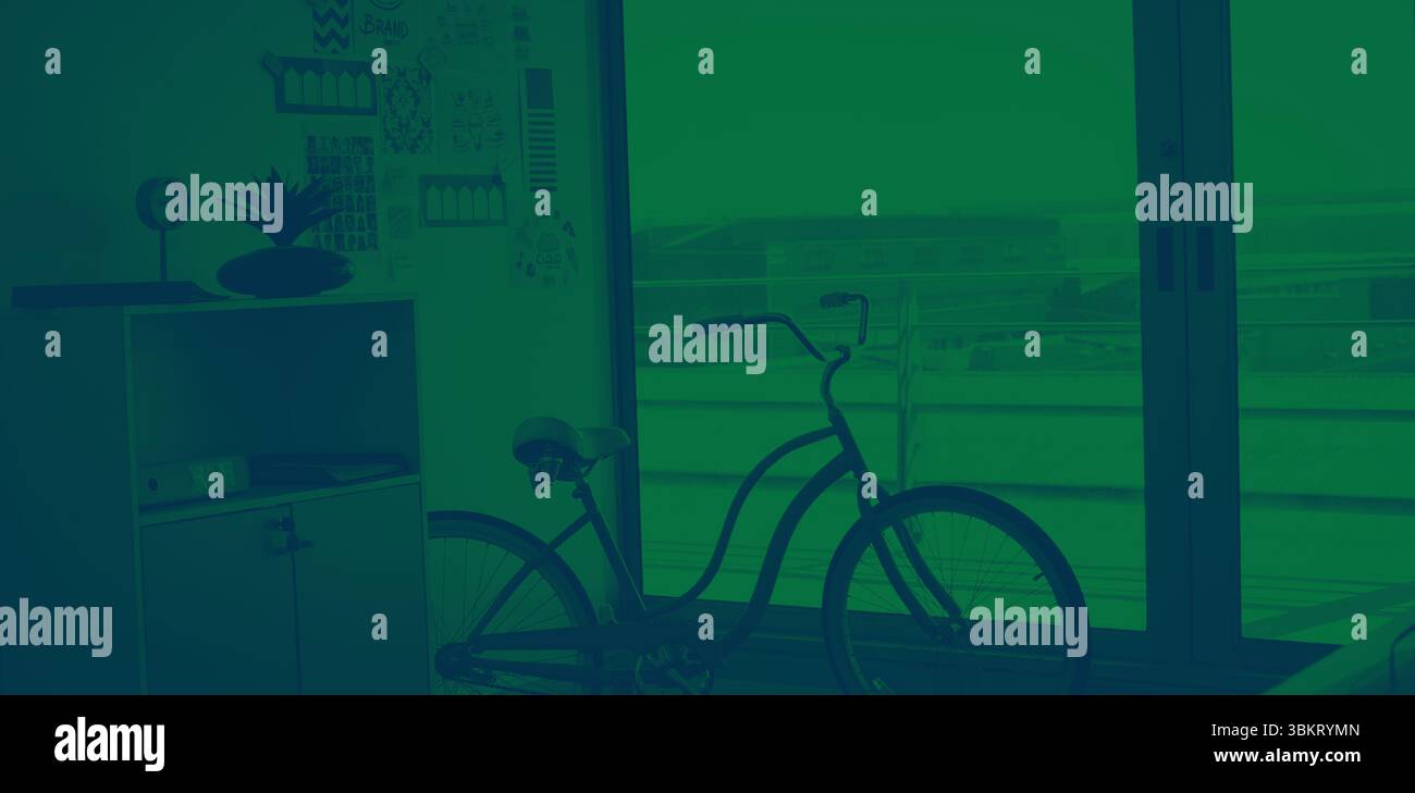 La bicicletta in stile Cruiser si appoggia in un soggiorno dal design piatto con porte scorrevoli in vetro e stampe Foto Stock