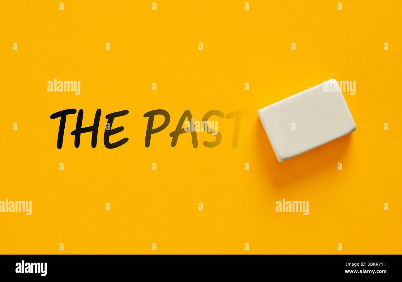 Gomma bianca che elimina la parola "passato" scritta su sfondo giallo, immagine concettuale di dimenticare o cancellare il passato. Foto Stock