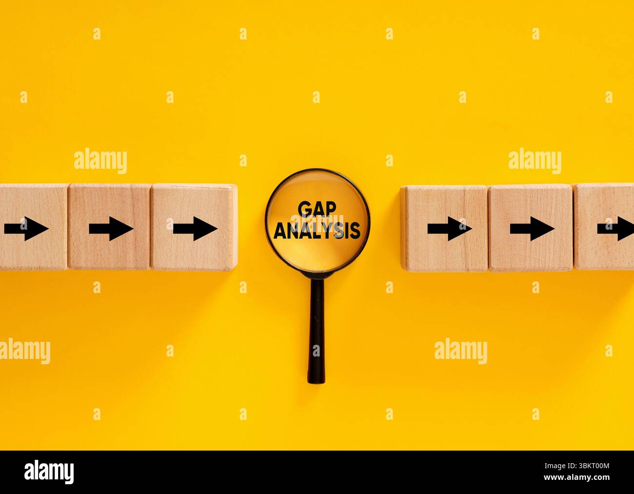 Concetto di analisi del gap. Lente d'ingrandimento esaminando i blocchi di legno, l'analisi delle lacune viene evidenziata su sfondo giallo Foto Stock
