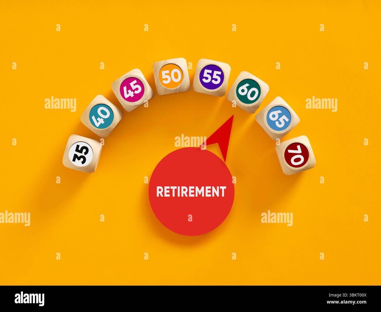 Cubi di legno che indicano l'età di pensionamento, con un indicatore su uno sfondo giallo brillante. Decidere l'età per andare in pensione. Foto Stock