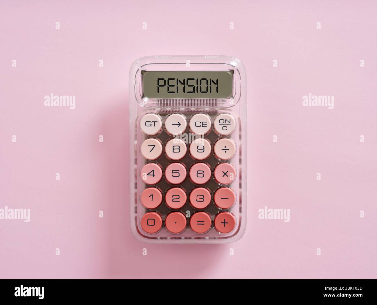 Calcolatrice rosa che mostra la parola pensione sullo schermo, suggerendo pianificazione pensionistica e sicurezza finanziaria. Piano pensionistico. Foto Stock