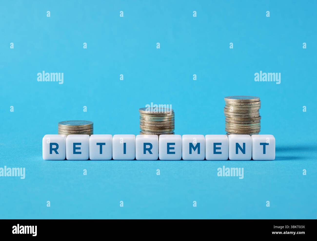 Pile di monete che rappresentano la crescita dei risparmi pensionistici nel tempo, illustrano il percorso verso la sicurezza finanziaria e la ricchezza futura Foto Stock
