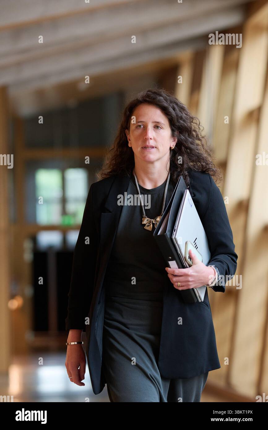 Edimburgo Scozia, Regno Unito 18 giugno 2025. Segretario di gabinetto per gli affari rurali, la riforma agraria e le isole Mairi Gougeon MSP al Parlamento scozzese. credito sst/alamy notizie in diretta Foto Stock