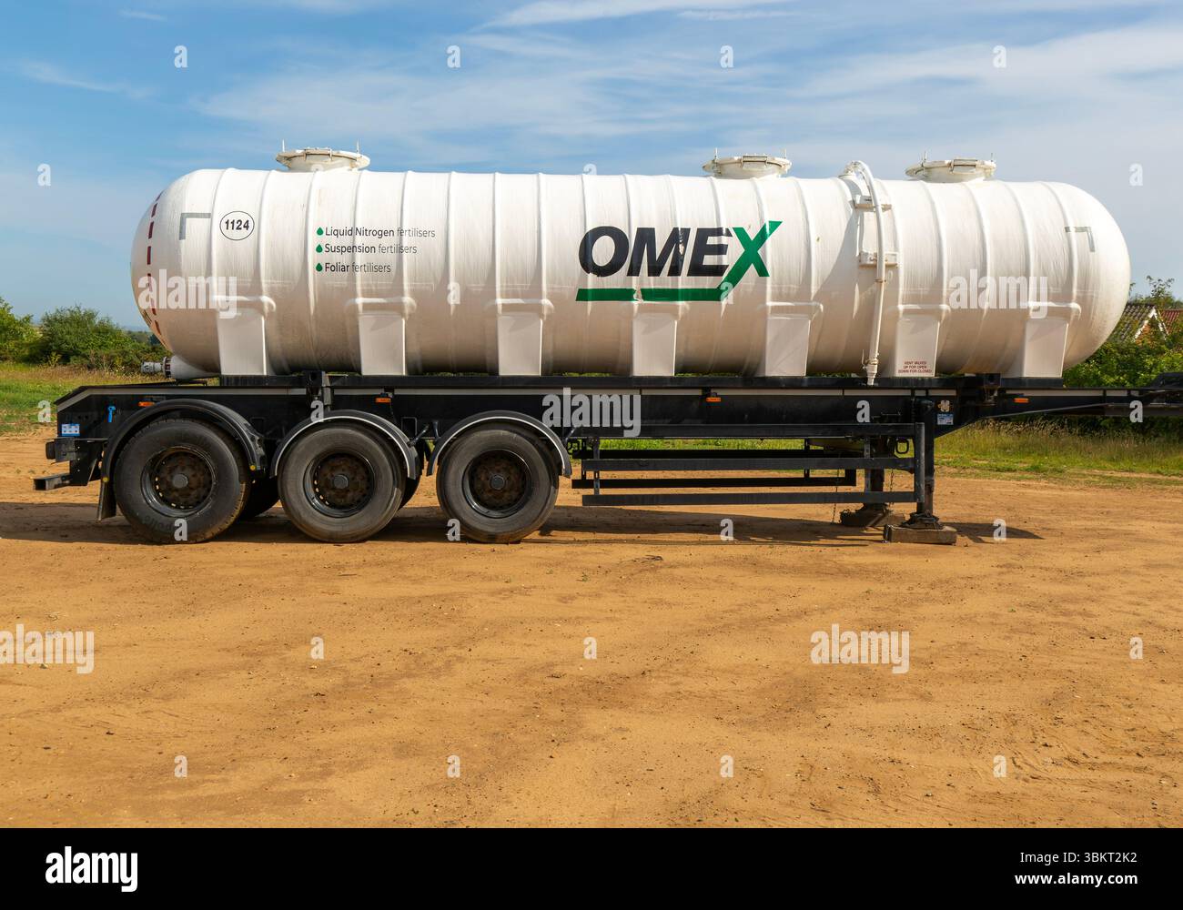 Carro cisterna per fertilizzanti Omex in piedi sul campo, Alderton, Suffolk, Inghilterra, Regno Unito Foto Stock