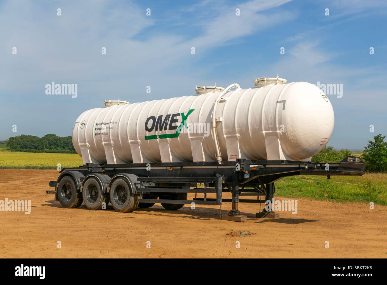 Carro cisterna per fertilizzanti Omex in piedi sul campo, Alderton, Suffolk, Inghilterra, Regno Unito Foto Stock
