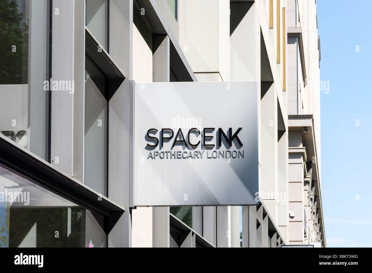 Un cartello per Space NK Apothecary, l'azienda di prodotti per la cura della persona e la bellezza, a Pancras Square Londra. Foto Stock