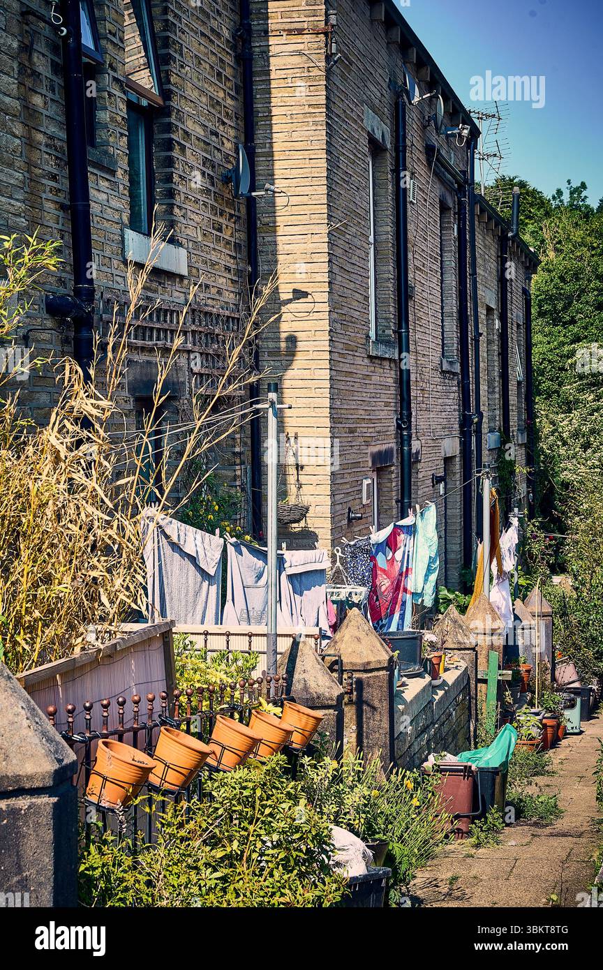 Una fila di case sul ponte Hebden, Yorks Foto Stock