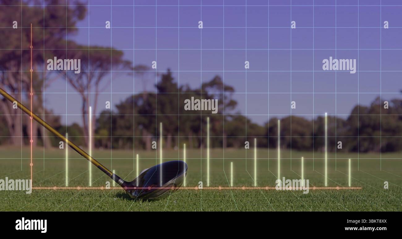 Visualizzazione della testa e dell'albero del driver da golf sull'erba tagliata del tee box, con sovrapposizione cartografica Foto Stock