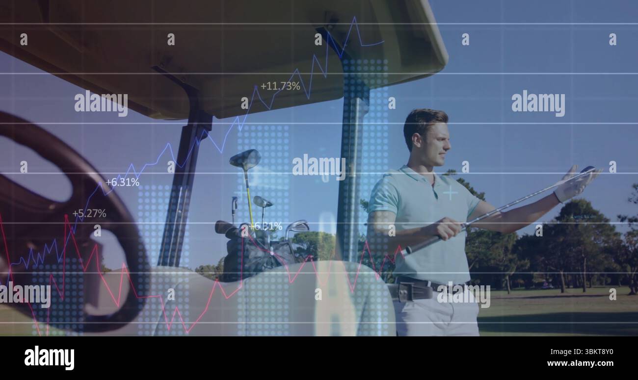 Uomo con polo azzurro che ispeziona l'aderenza del club accanto al golf cart sul fairway, con grafici finanziari Foto Stock