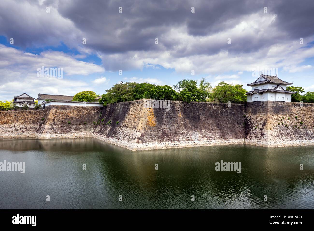 Torretta Rokuban-yagura e fossato riempiti d'acqua al castello di Osaka, Chuo Ward, Osaka, Giappone Foto Stock