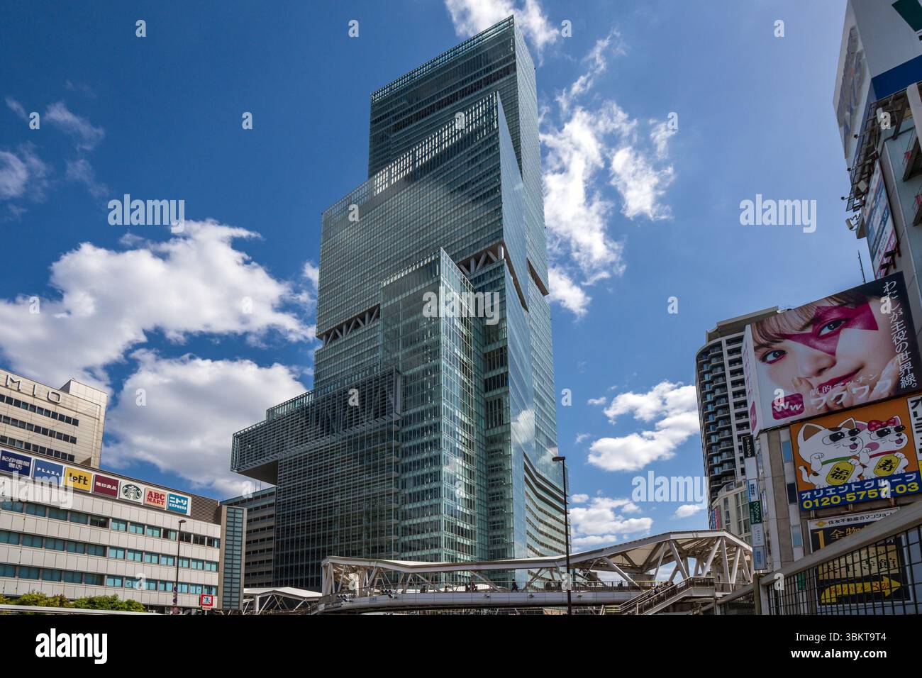 L'edificio Abeno Harukas è un grattacielo alto 300 metri sopra la stazione di Osaka Abenobashi e l'edificio più alto del Giappone. Foto Stock