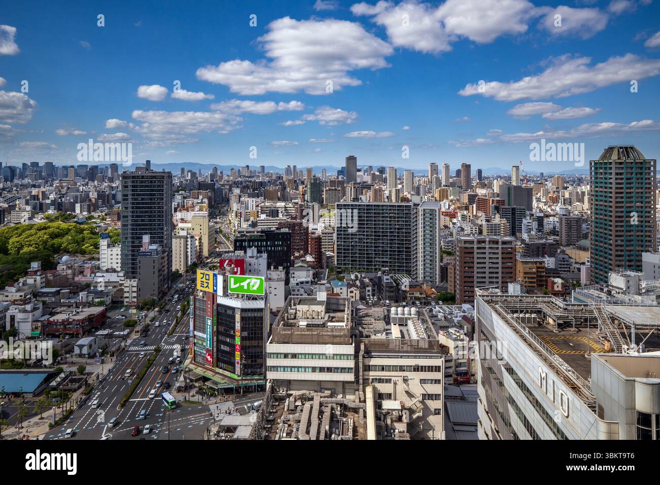 Vista dall'osservatorio al 16° piano dell'edificio Abeno Harukas ad Osaka, Giappone. Foto Stock