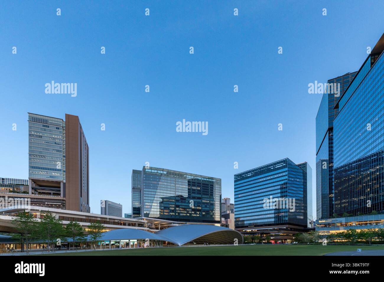 Grand Green Osaka, Umekita Park, vicino alla stazione JR di Osaka, con alti grattacieli dietro, Osaka, Giappone Foto Stock