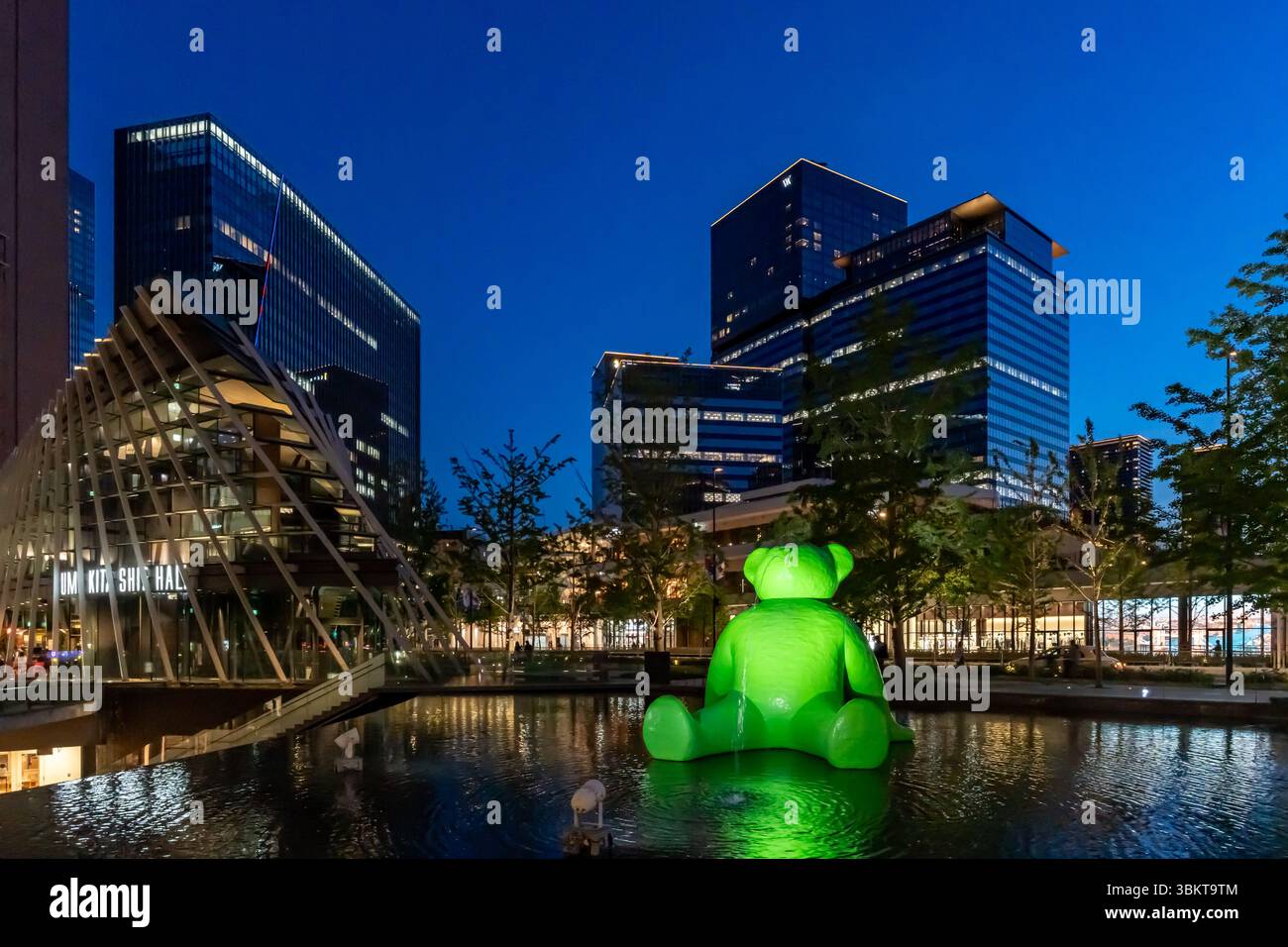 La scultura verde della fontana di orso di peluche chiamata Ted Hyber si trova in Umekita Plaza vicino alla stazione ferroviaria della città di Osaka, Grand Front Osaka, Giappone Foto Stock