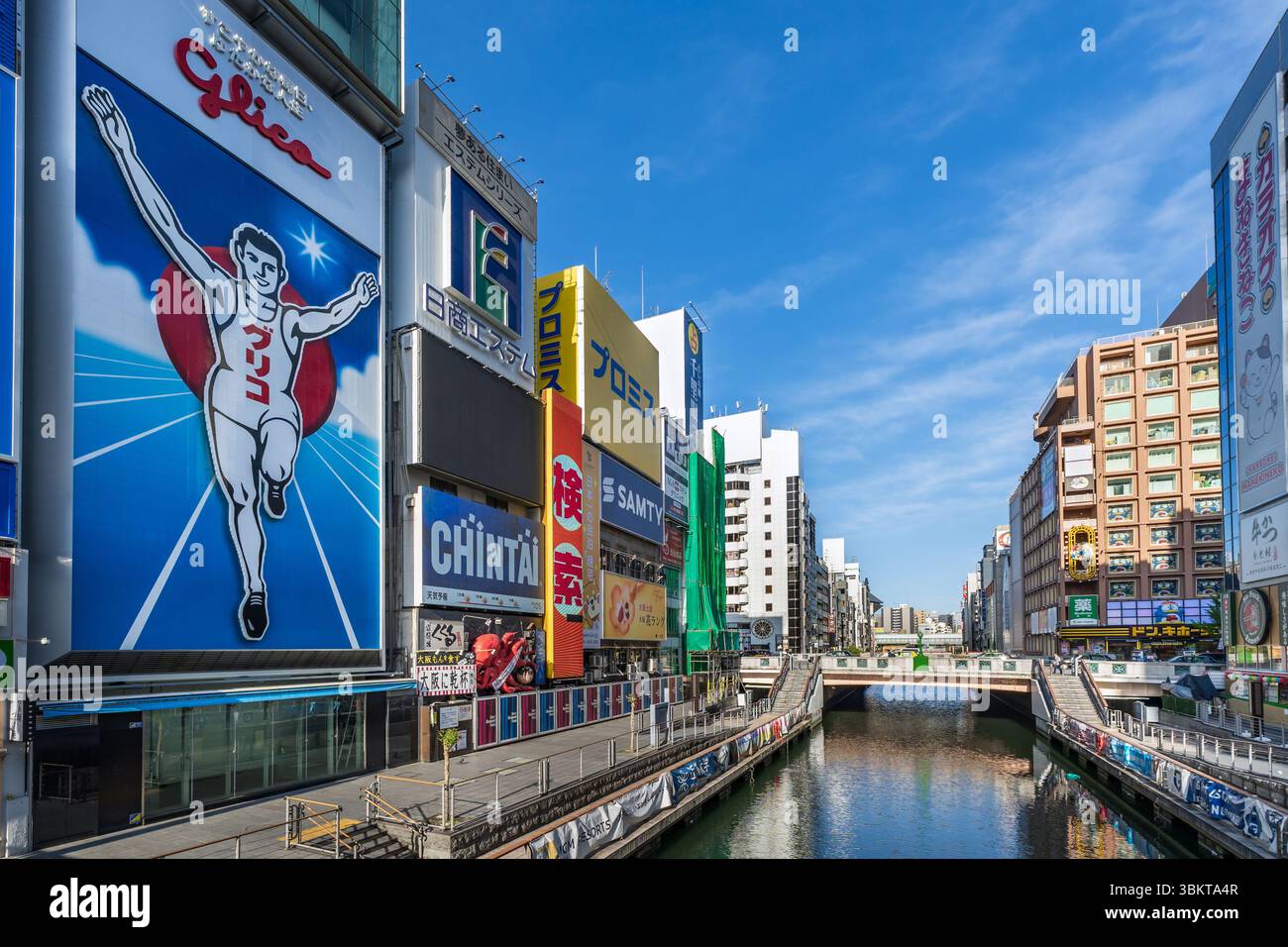 Il famoso cartello al neon di Glico Running man a Dotonbori, Osaka. Dotonbori è una delle principali destinazioni turistiche di Osaka, Giappone. Foto Stock
