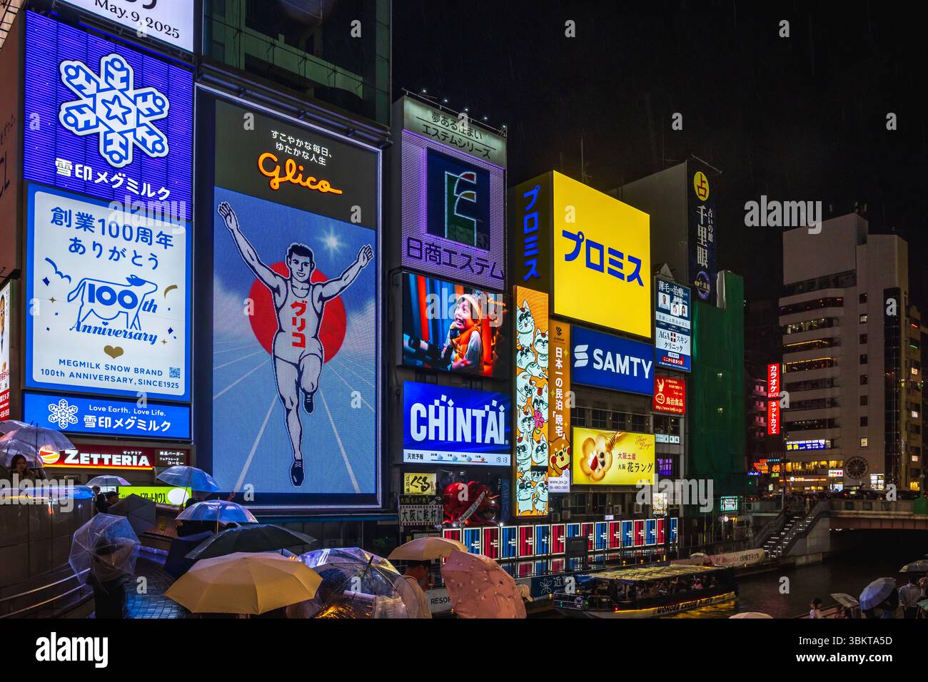 Il famoso cartello al neon di Glico Running man a Dotonbori, Osaka di notte. Dotonbori è una delle principali destinazioni turistiche di Osaka, Giappone. Foto Stock