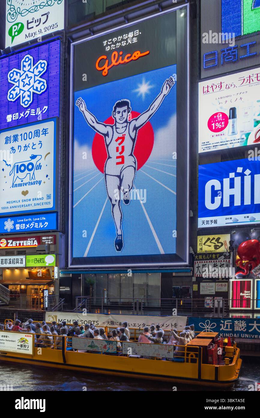 Il famoso cartello al neon di Glico Running man a Dotonbori, Osaka di notte. Dotonbori è una delle principali destinazioni turistiche di Osaka, Giappone. Foto Stock