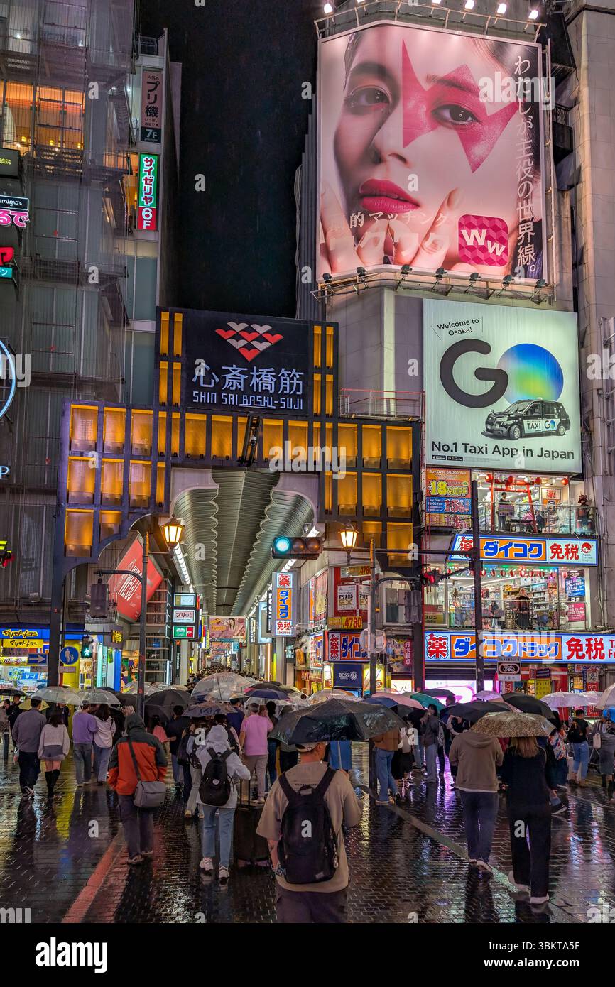 Una serata umida a Shinsaibashi-suji, una strada commerciale coperta nel quartiere di Chūō-ku di Osaka, Giappone Foto Stock