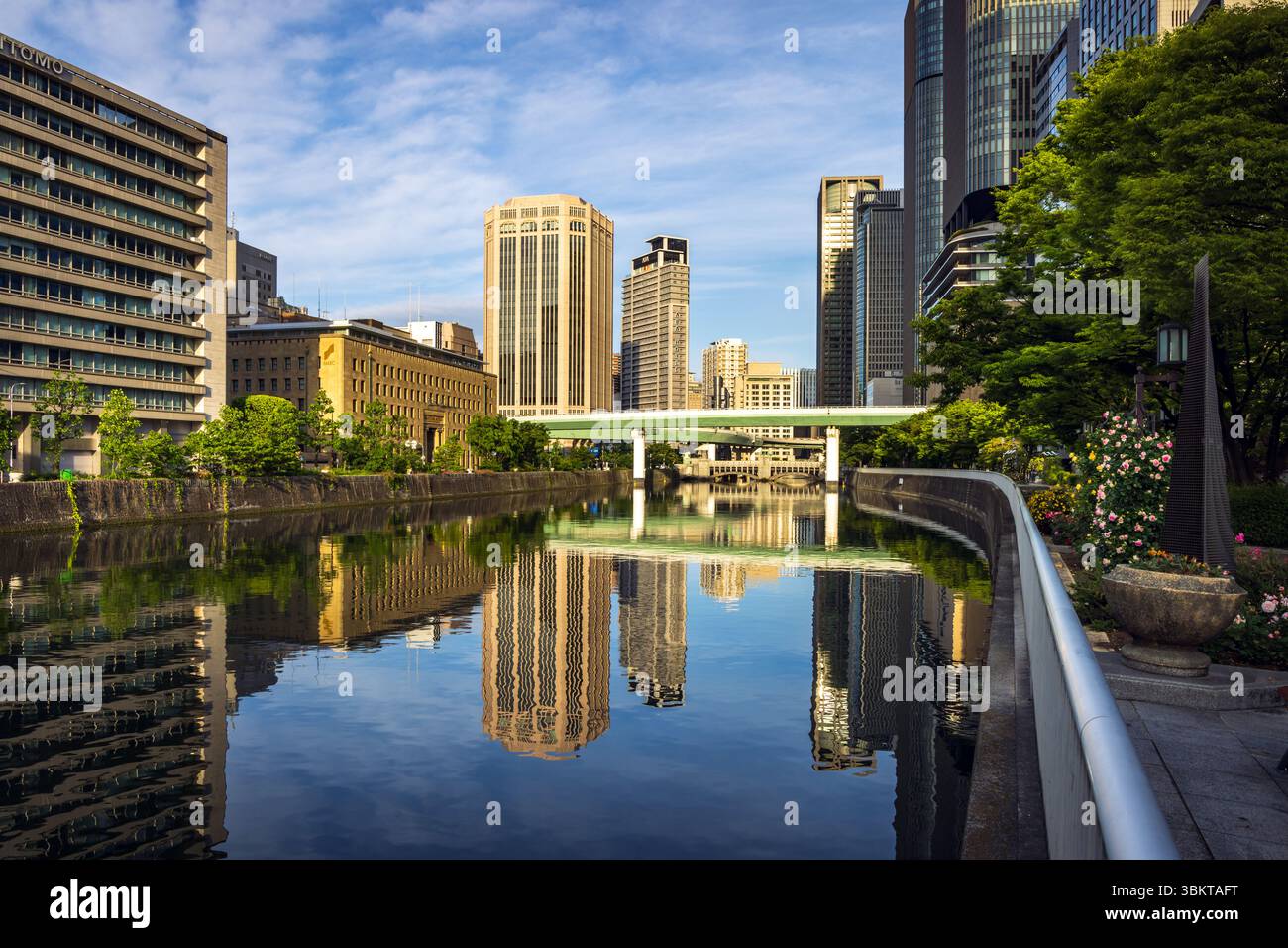 Vista dal ponte Yodoyabashi lungo il fiume Tosahori nel quartiere finanziario di Nakanoshima a Osaka, Giappone Foto Stock