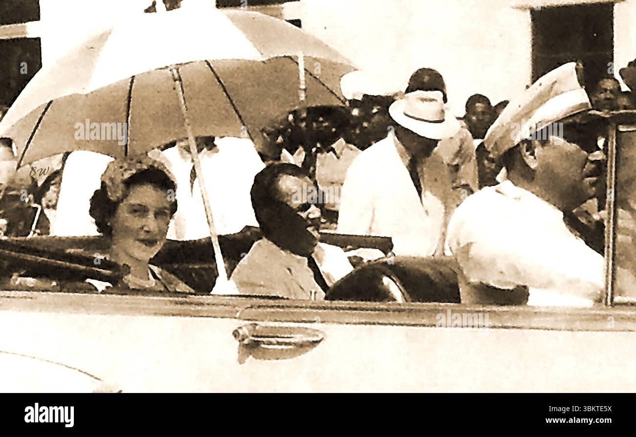 1953 la regina Elisabetta II e il colonnello Jose Antonio Remon, presidente di Panama, attraversano Colon, Panama durante la visita di stato Foto Stock