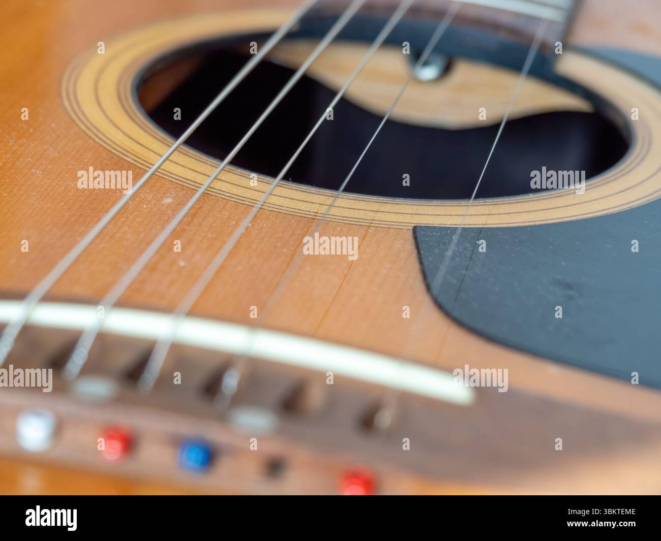 primo piano di una chitarra acustica con dettagli Foto Stock
