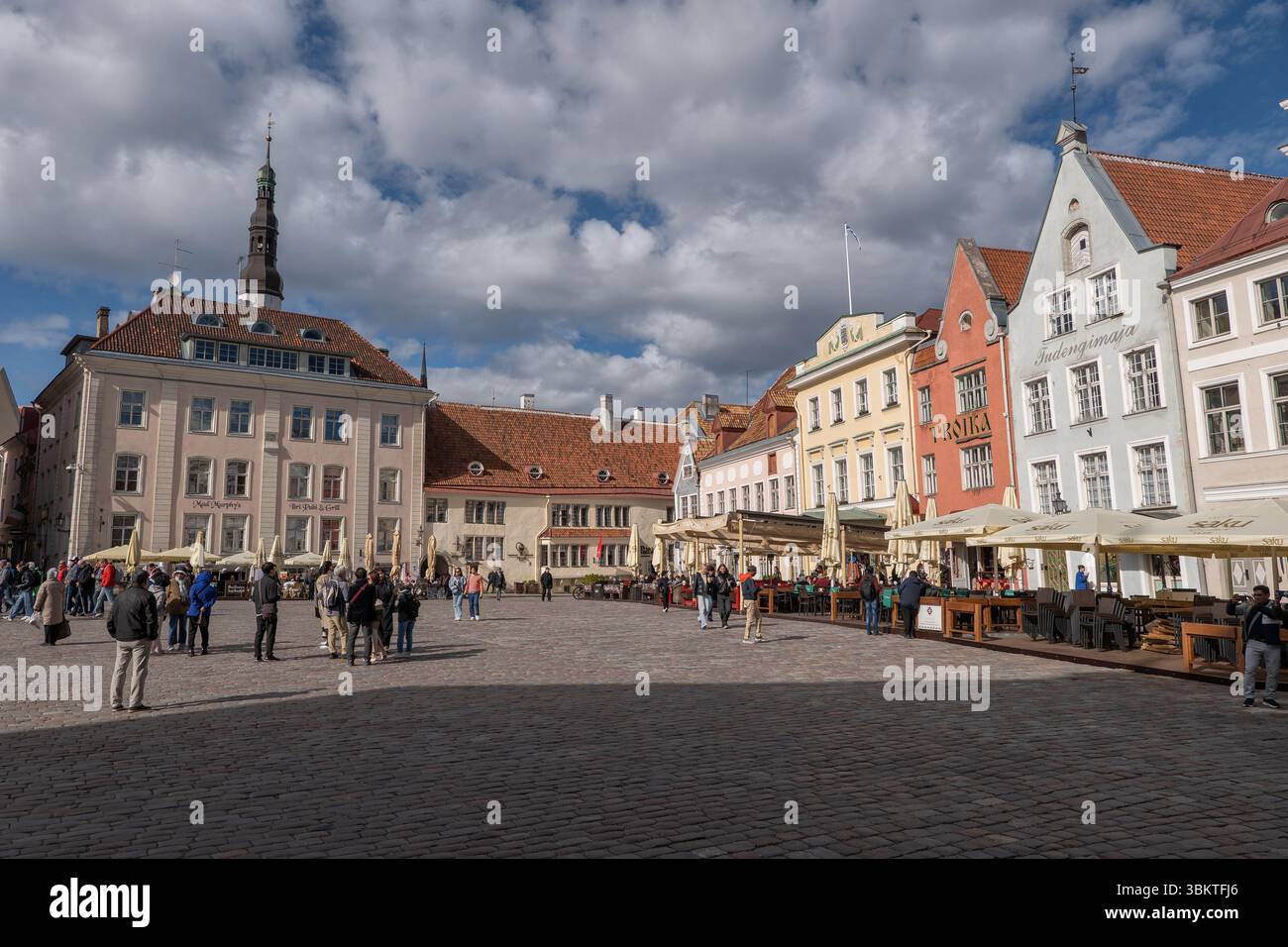 Tallinn, Estonia - 11 maggio 2025: Piazza del Municipio (Raekoja Plats) nella città Vecchia, centro storico della città. Foto Stock
