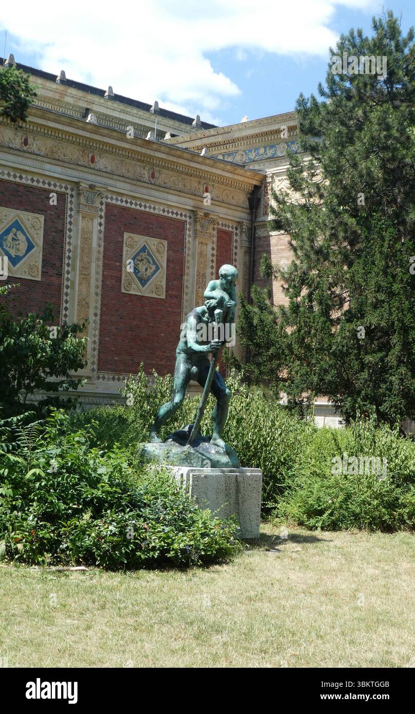 Ungheria, Budapest, statua mitica dell'uomo Foto Stock