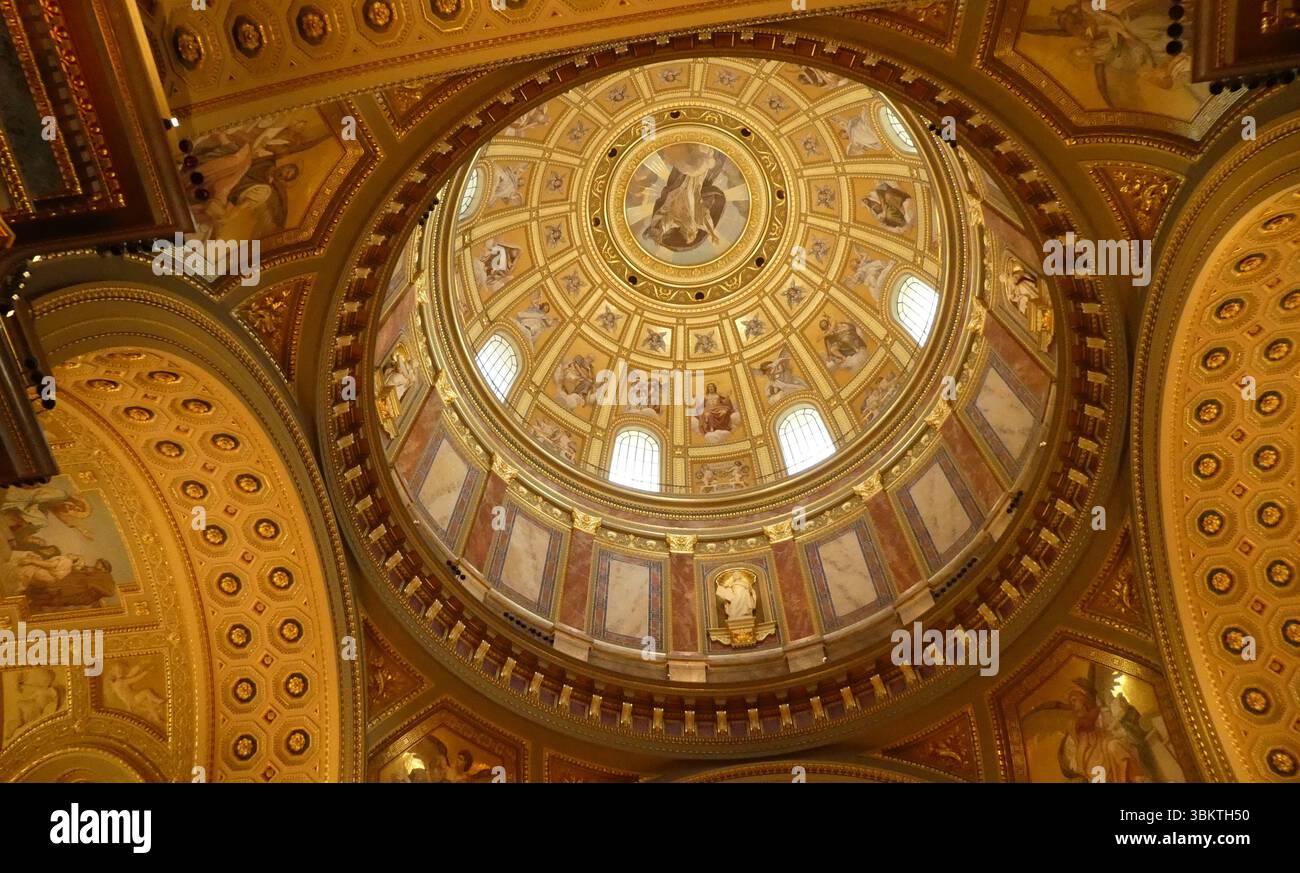 Ungheria, Budapest, basilica, affreschi e decorazioni architettoniche interne Foto Stock
