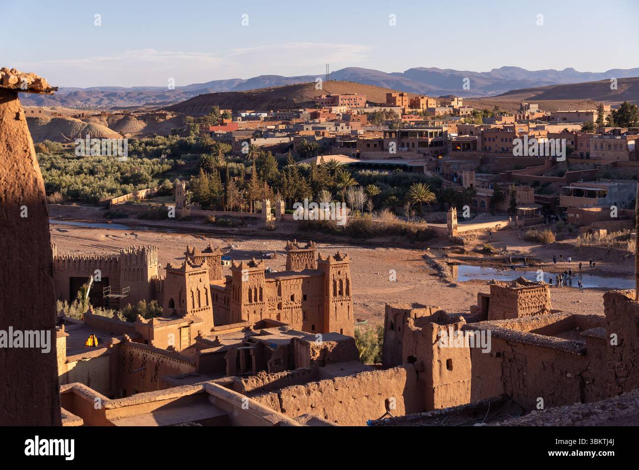 Ouarzazate, Marocco: Vista aerea del famoso Ait Benhaddou, o Ben Haddou, ksar, un villaggio fortificato per il suo antico forte in cima alla collina vicino a Ouarzazate i Foto Stock