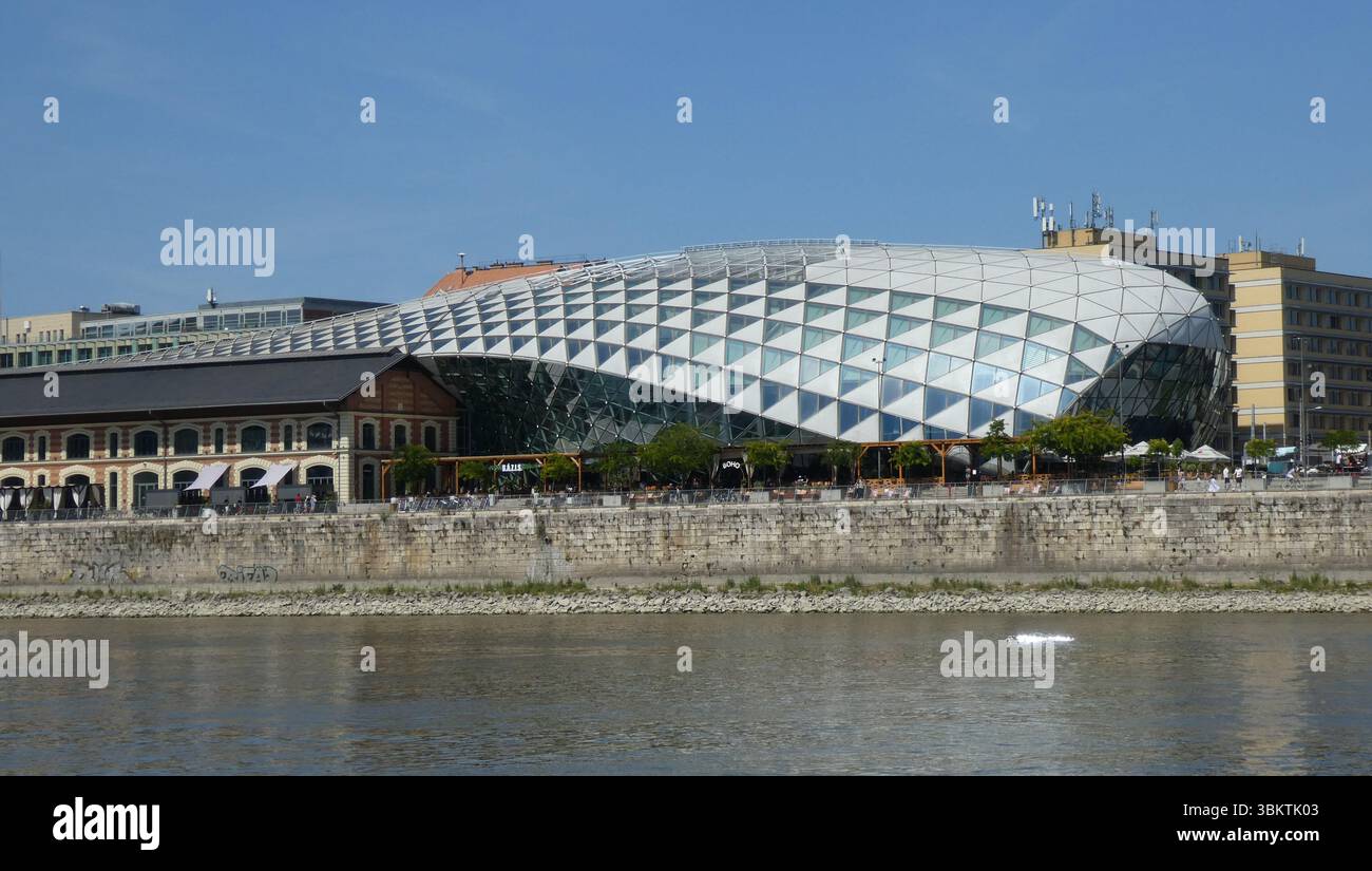 Moderno edificio in vetro a forma di pesce di Budapest Foto Stock