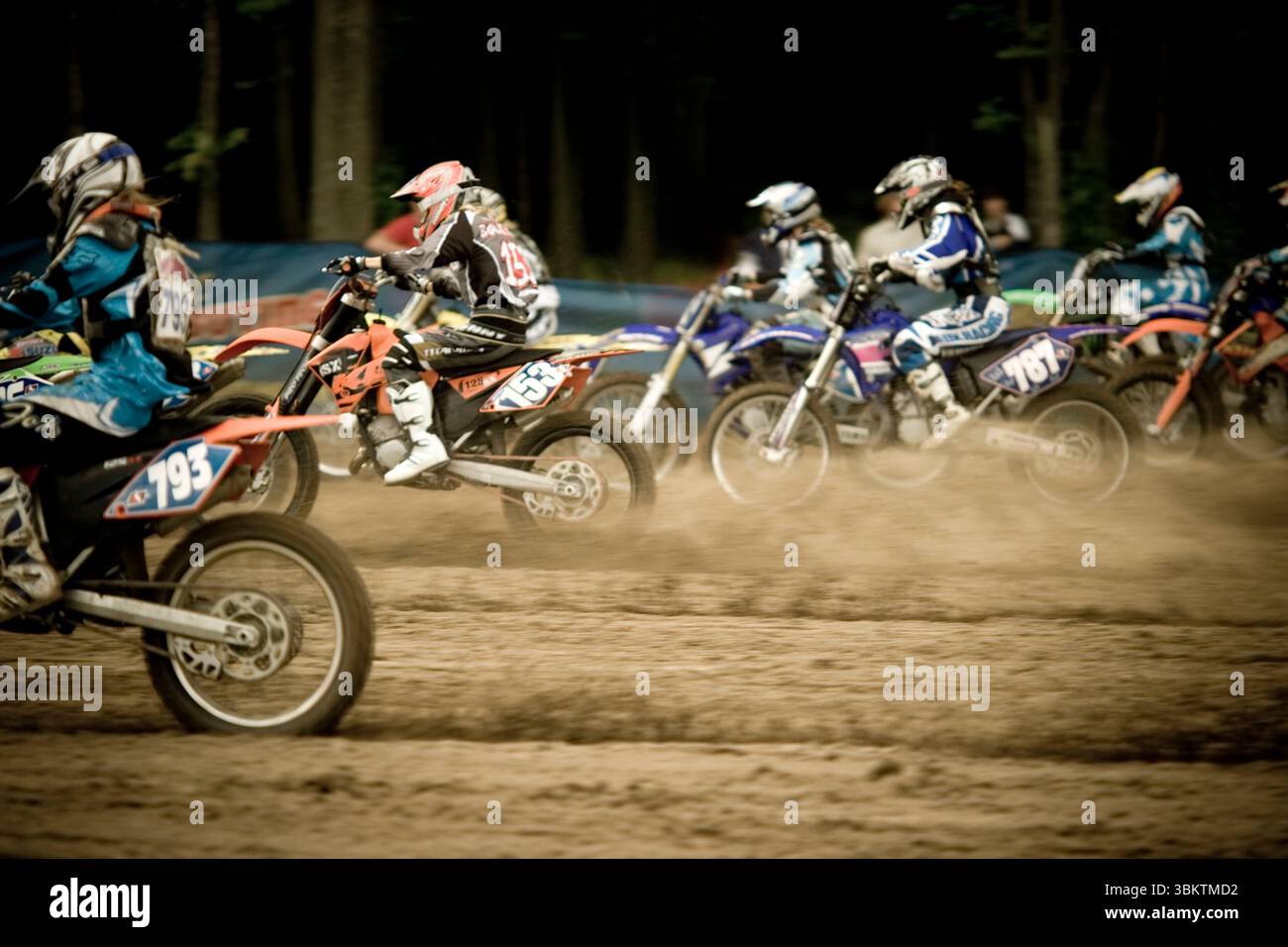 Motocross racers accelerando dalla linea di partenza a Toronto, Ontario. Foto Stock