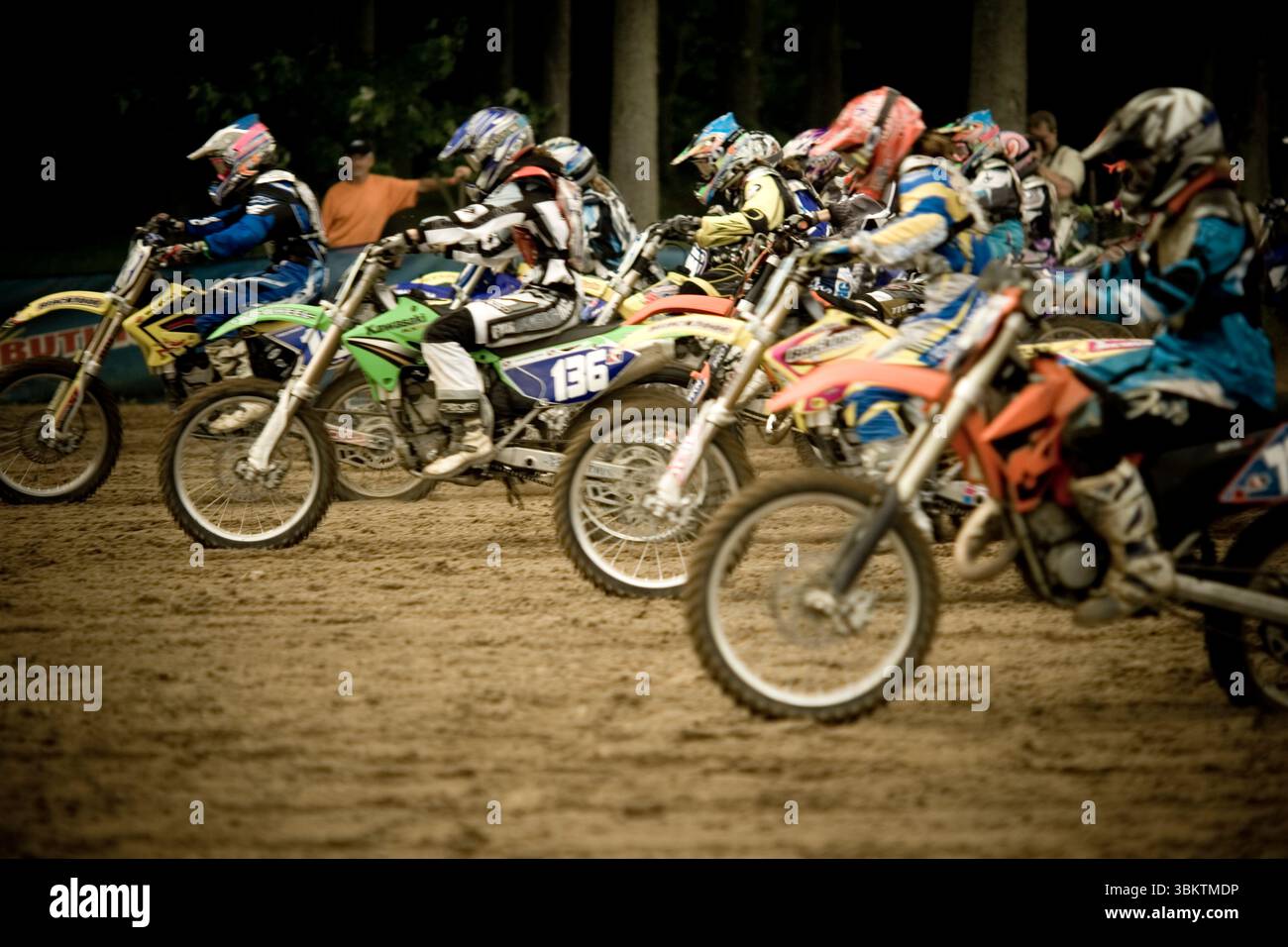 Motocross racers accelerando dalla linea di partenza a Toronto, Ontario. Foto Stock