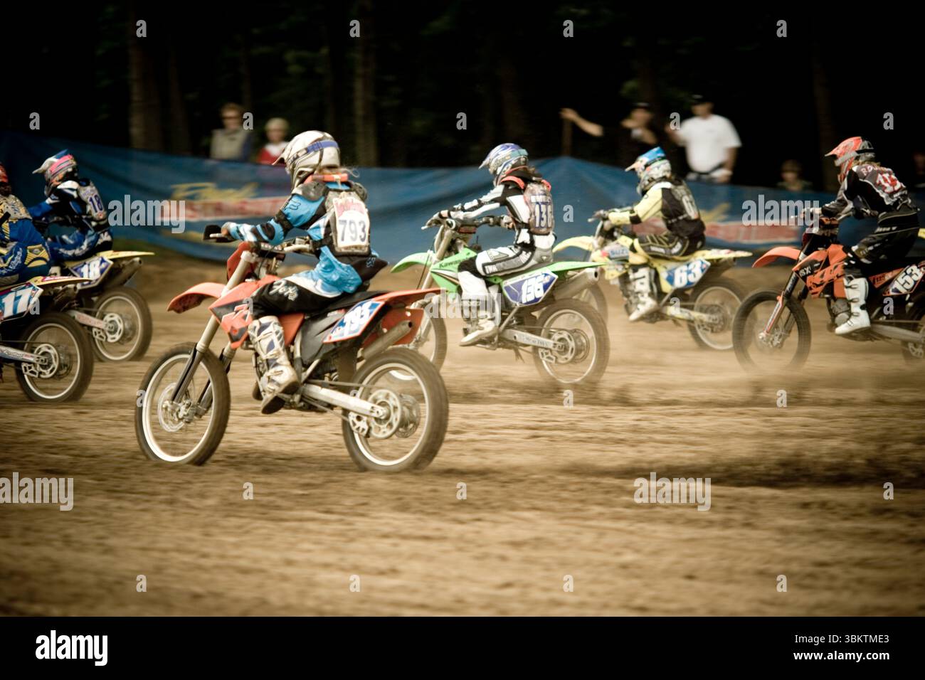 Motocross racers accelerando dalla linea di partenza a Toronto, Ontario. Foto Stock
