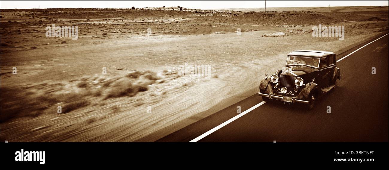 Una Rolls Royce 20/25 GPG70 del 1935 naviga lungo la Highway 89 nel nord dell'Arizona. Foto Stock