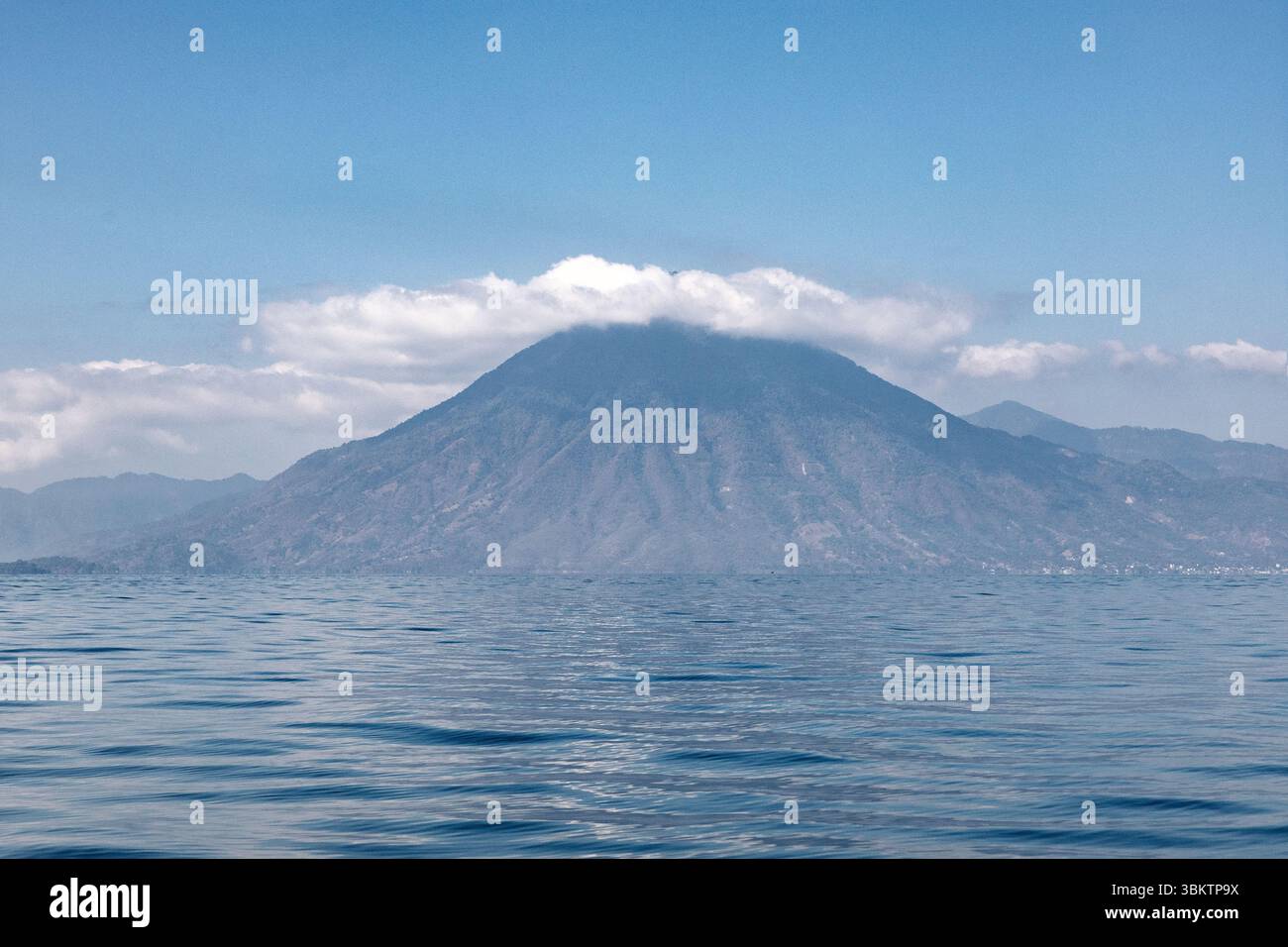 Lago Atitlan, vulcano San Pedro, dipartimento di Sololá, Guatemala Foto Stock