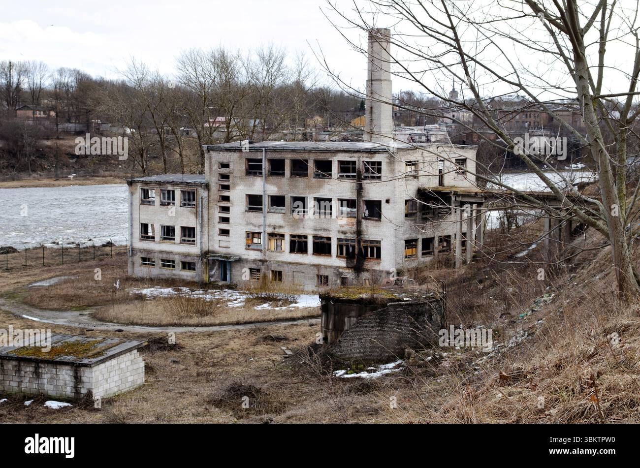 Edificio industriale abbandonato vicino al fiume Foto Stock