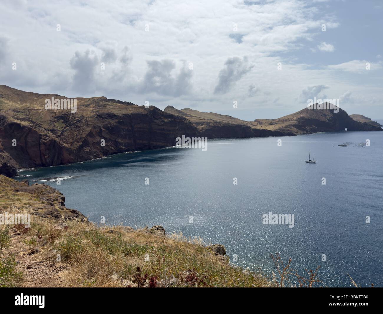 Ammira questa vista mozzafiato della costa rocciosa di Ponta de Sao Lourenco sull'isola di Madeira. Onde che si infrangono contro le enormi rocce, perfetto per i viaggi - Immagine stock catturata con smartphone
