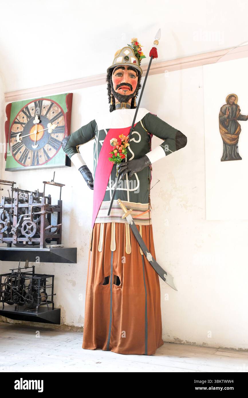 Besuch des Samson-Umzugs a Tamsweg, AM 18.06.2025. DAS Bild zeigt den Tamsweger Samson nella barca a vela Unterkunft. Die Samson-Figur ist altes Brauchtum in Österreich und findet mit 12 verschiedenen Samson-Figuren, in zwölf verschiedenen Orten in Österreich statt. Zehn dieser Orte befinden sich im Lungau des Bundeslandes Salzburg, zwei im Bundesland Steiermark. während des Umzugs wird eine etwa 5-6 metri große Samson-Figur durch den jeweiligen Ort getragen. Begleitet wird der Samson in vielen Orten von zwei Zwergenfiguren. 2025 - Besuch des Samson-Umzugs a Tamsweg, AM 18.06.2025. *** Visita alla S Foto Stock