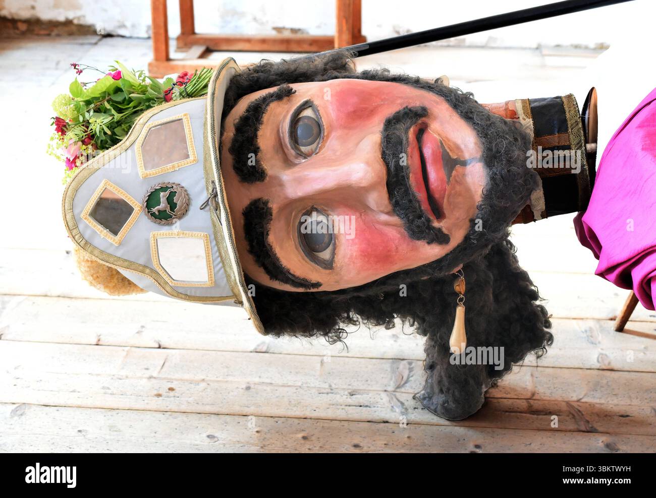 Besuch des Samson-Umzugs a Tamsweg, AM 18.06.2025. DAS Bild zeigt den Kopf des liegenden Tamsweger Samsons. Die Samson-Figur ist altes Brauchtum in Österreich und findet mit 12 verschiedenen Samson-Figuren, in zwölf verschiedenen Orten in Österreich statt. Zehn dieser Orte befinden sich im Lungau des Bundeslandes Salzburg, zwei im Bundesland Steiermark. während des Umzugs wird eine etwa 5-6 metri große Samson-Figur durch den jeweiligen Ort getragen. Begleitet wird der Samson in vielen Orten von zwei Zwergenfiguren. 2025 - Besuch des Samson-Umzugs a Tamsweg, AM 18.06.2025. *** Visita al sa Foto Stock